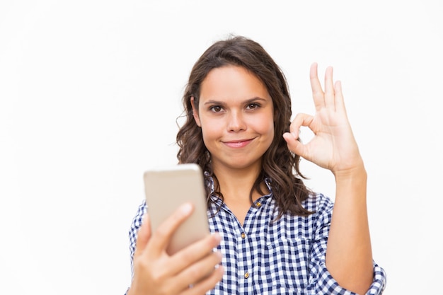 Tevreden telefoongebruiker die nieuwe mobiele app aanbeveelt