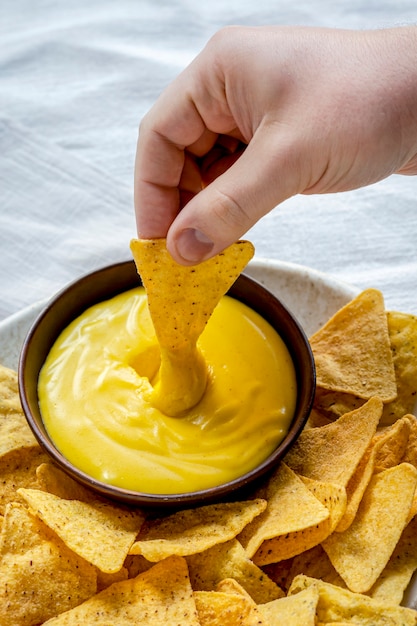 Tex mex maïstortillachips met cheddar kaasdip