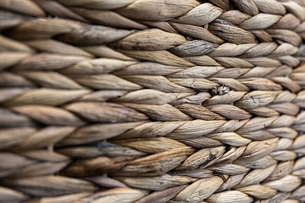 Textuur van geweven beige stro, achtergrond van vlechten van de plant stam close-up.