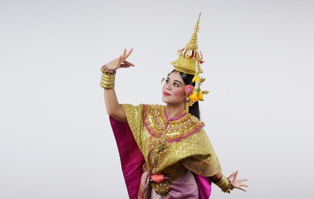 Thailand Dansen in gemaskerde khon Benjakai op grijs. Thaise kunst met een uniek kostuum en dans.