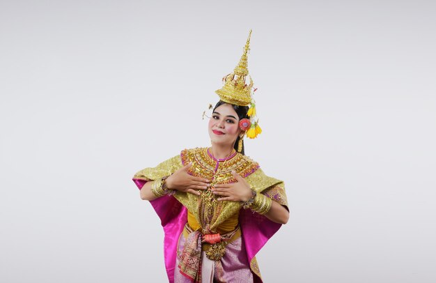 Thailand Dansen in gemaskerde khon Benjakai op grijs. Thaise kunst met een uniek kostuum en dans.