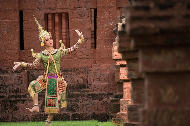 Thailand Dansen in gemaskerde Khon-uitvoeringen met oude tempel