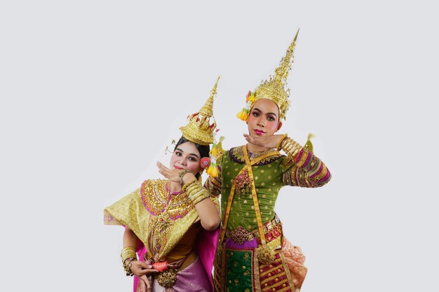 Thailand Dansen in gemaskerde Khon-uitvoeringen op grijs. Thaise kunst met een uniek kostuum en dans.