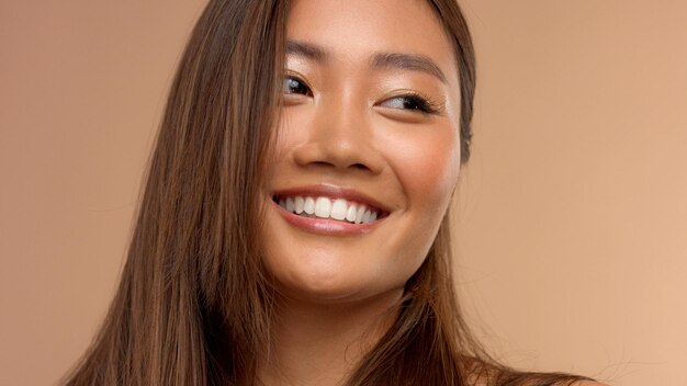 Thais Aziatisch model met natuurlijke make-up op beige background