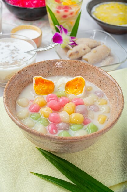 Thais dessert genaamd Bualoy-ballen in dippers met hete kokosmelk en pandanbladeren om de verrukking te vergroten.