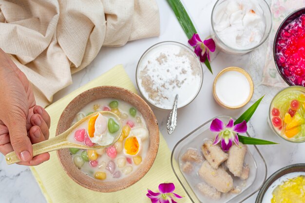 Thais dessert genaamd Bualoy-ballen in dippers met hete kokosmelk en pandanbladeren om de verrukking te vergroten.