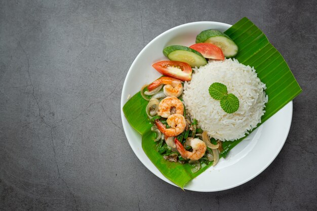 Thais eten; Garnalen en inktvis gebakken gekookt met kousenband en rijst.