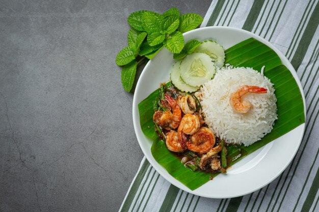 Thais eten; Garnalen en inktvis gebakken gekookt met kousenband en rijst.