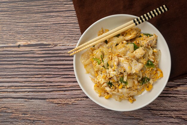 Thais eten. Gebakken noedels met varkensvlees in sojasaus en groente