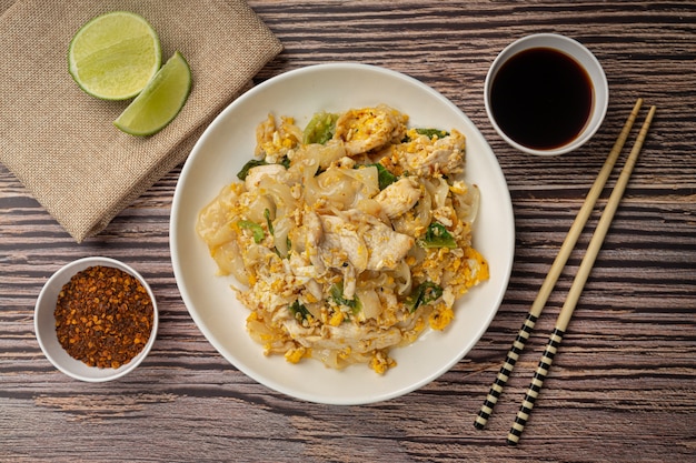 Thais eten. Gebakken noedels met varkensvlees in sojasaus en groente