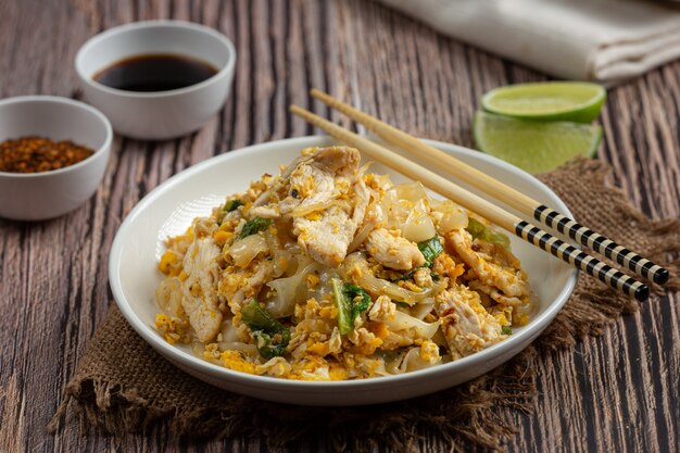 Thais eten. Gebakken noedels met varkensvlees in sojasaus en groente