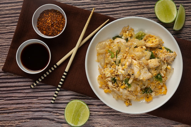 Thais eten. Gebakken noedels met varkensvlees in sojasaus en groente
