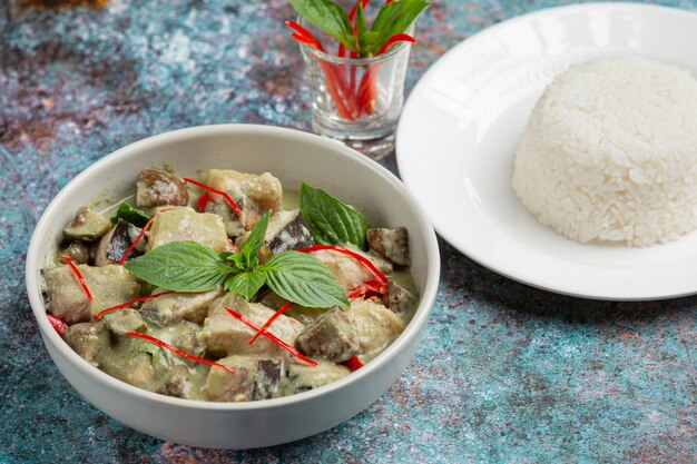 Thais eten. groene kokoskerrie varkensvlees met aubergines