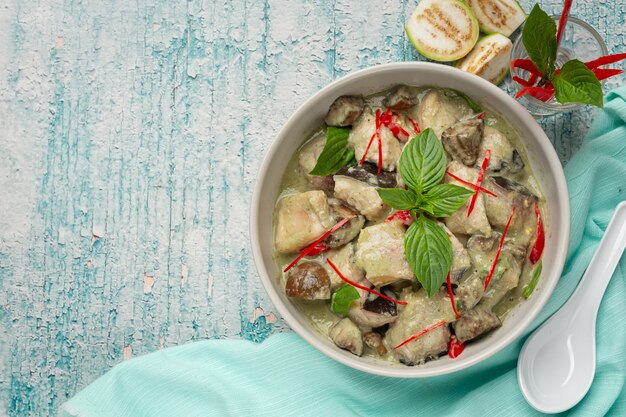 Thais eten. groene kokoskerrie varkensvlees met aubergines