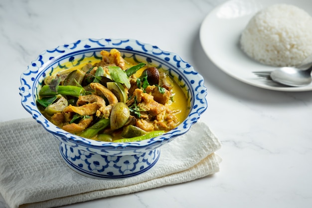 Thais eten kip groene curry op marmeren achtergrond