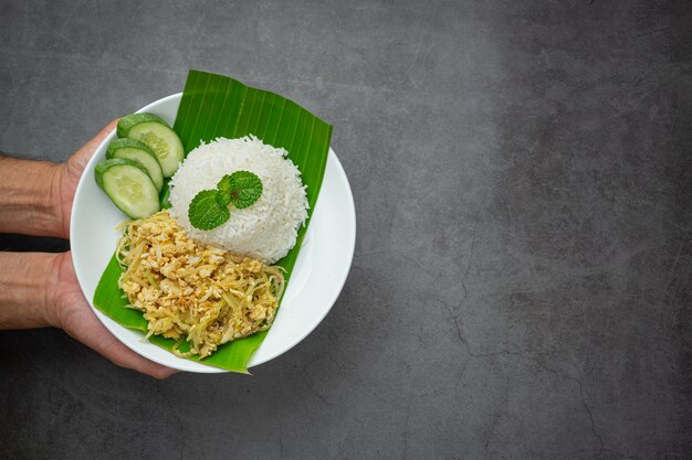 Thais eten Roergebakken ei met gekookte papaya serveren met rijst