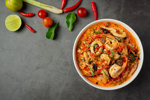 Thais eten; tom yum kung of pikante soep met riviergarnalen