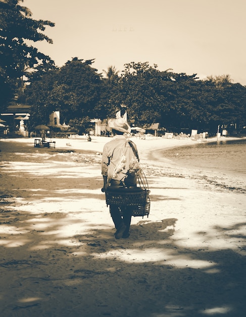 Thaise man verkoop van traditionele thaise gerechten op het strand in koh samui, th