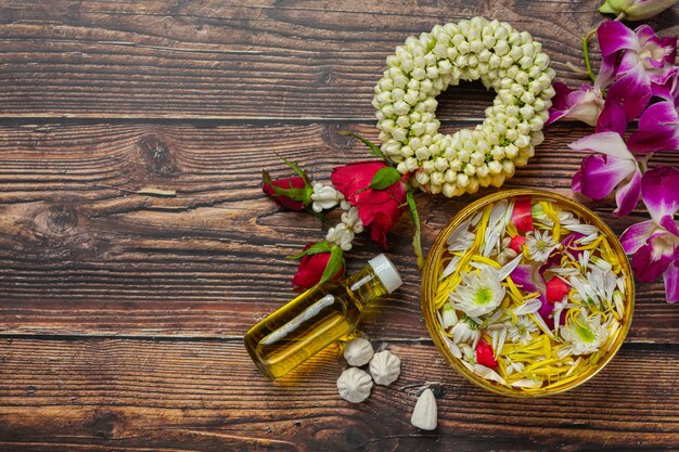 Thaise traditionele jasmijnslinger en kleurrijke bloem in waterbakken die en parfum, mergelkalksteen verfraaien