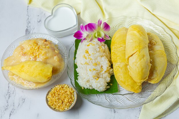 Thaise zoete kleverige rijst met durian in een dessert.