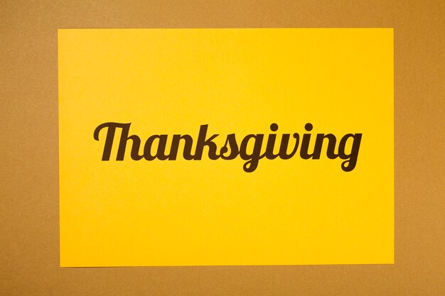Thanksgiving belettering op geel papier