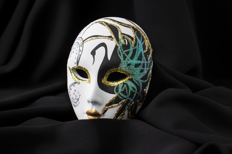 Gratis Foto theatermasker met donker stilleven als achtergrond