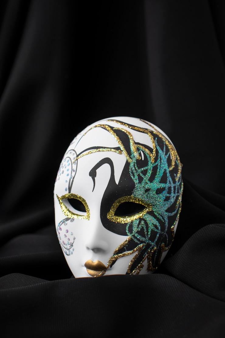 Gratis Foto theatermasker met donkere achtergrond stilleven