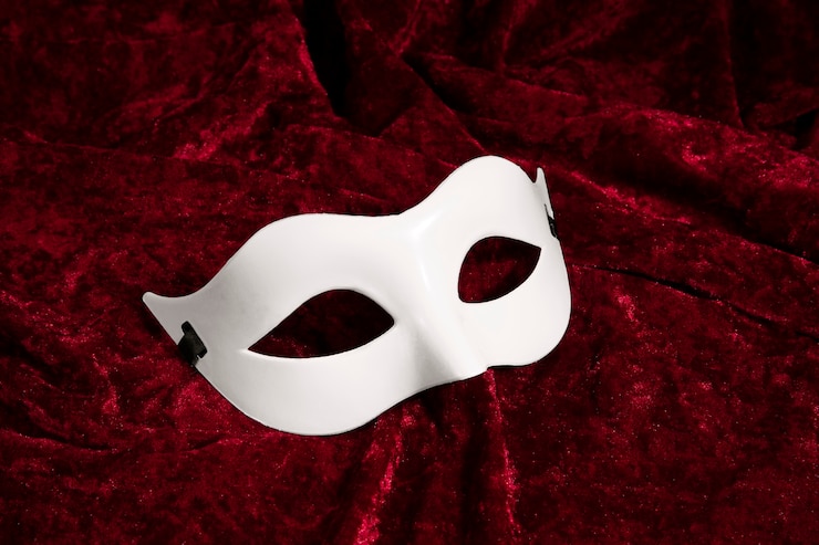 Gratis Foto theatermasker op rood gordijn
