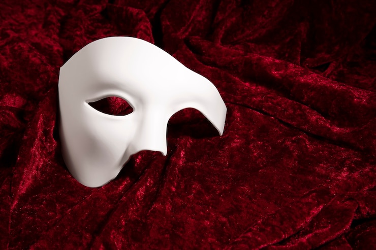 Gratis Foto theatermasker op rood gordijn