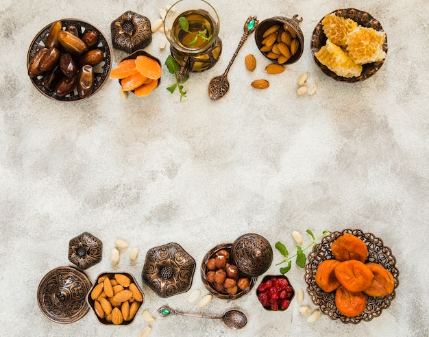 Gratis foto theeglas met verschillende gedroogde vruchten en noten