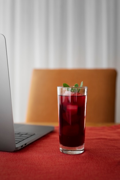 Theekopje en laptop arrangement op tafel