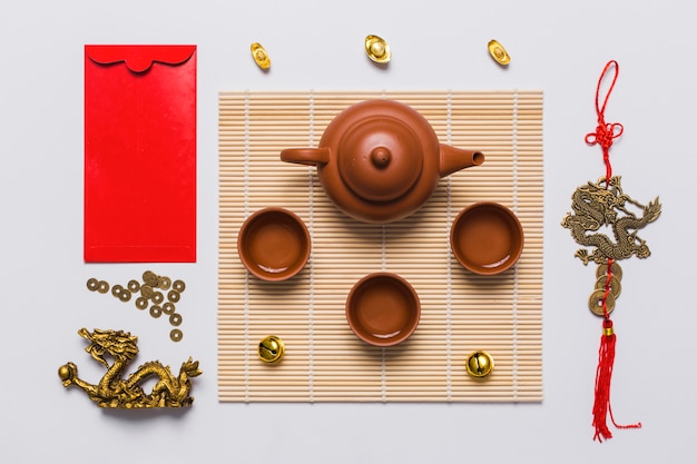 Gratis foto theestel tussen envelop en chinese decoratie