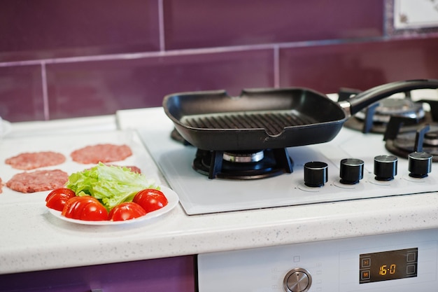 Thuis hamburgers koken in de keuken tijdens quarantainetijd