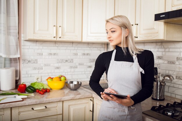 Thuis jonge mooie persoon koken