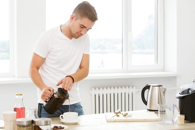 Thuis, ochtend. Man met koffiekopje