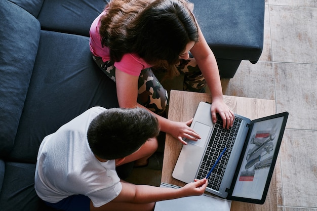 Gratis foto thuis studeren in tijden van pandemie