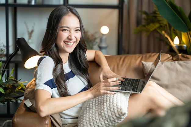 Thuisisolatie samen aziatische vrouw lach smilie-gesprek met haar blanke echtgenoot in de woonkamer, familierelatie, thuisquarantaine-ideeënconcept