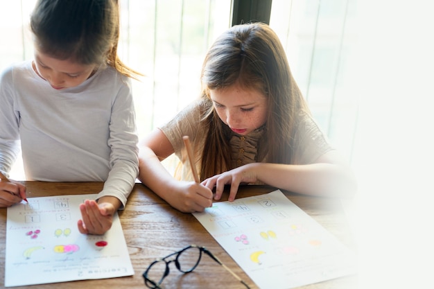 Thuisonderwijs voor kleine meisjes tijdens de pandemie van het coronavirus