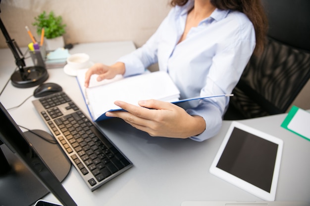 Thuiswerken op afstand. Werkplek in thuiskantoor met pc, apparaten en gadgets.