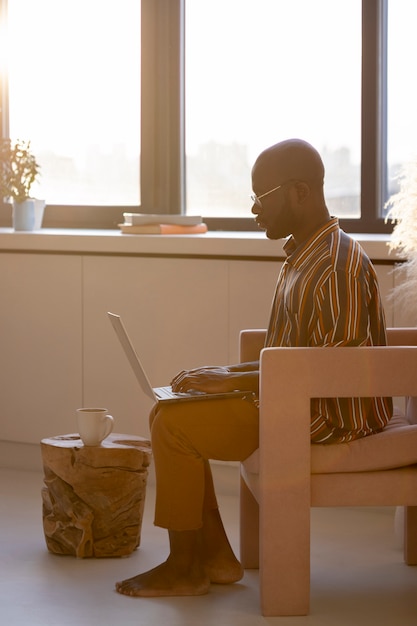 Gratis foto thuiswerken op een ergonomische werkplek