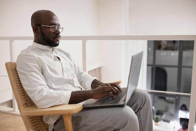 Gratis foto thuiswerken op een ergonomische werkplek