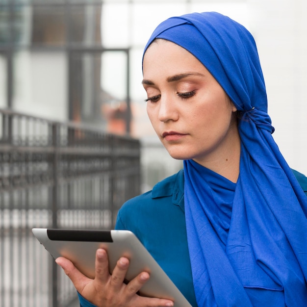 Tiener die op haar tablet kijkt