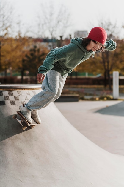 Gratis foto tiener in het skatepark met plezier