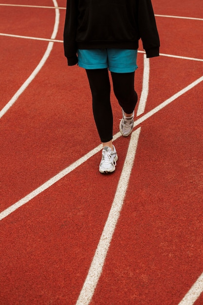 Tiener in sportkleding buitenshuis