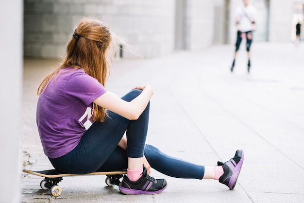 Gratis foto tiener in violet t-shirt wegkijken