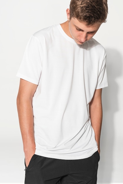 Gratis foto tiener in wit t-shirt basic jeugdkleding shoot