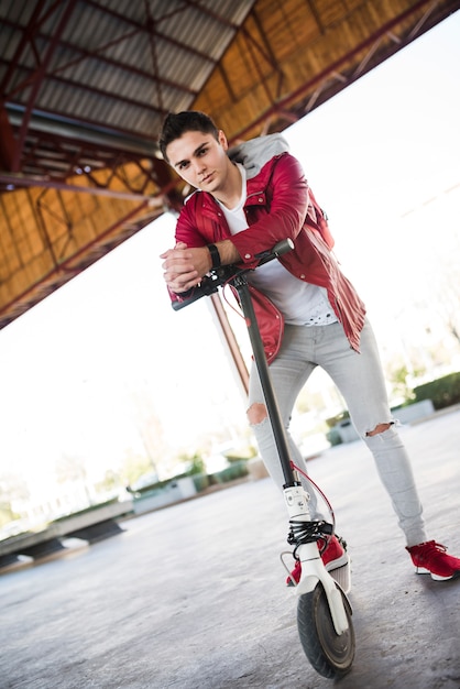 Gratis foto tiener levensstijl concept met scooter