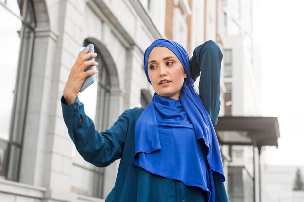 Tiener meisje dat een selfie buiten neemt