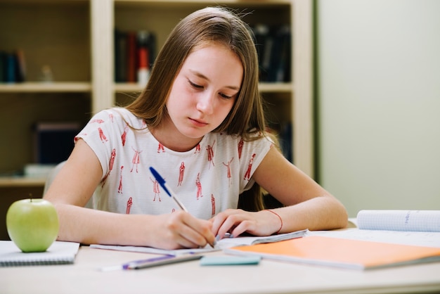 Tiener meisje zitten en schrijven