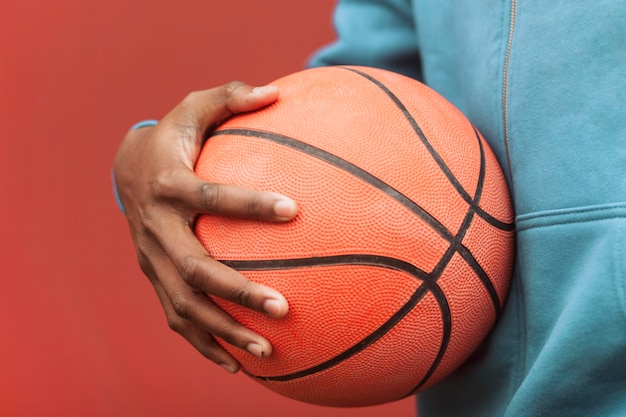 Tiener met een basketbalbal